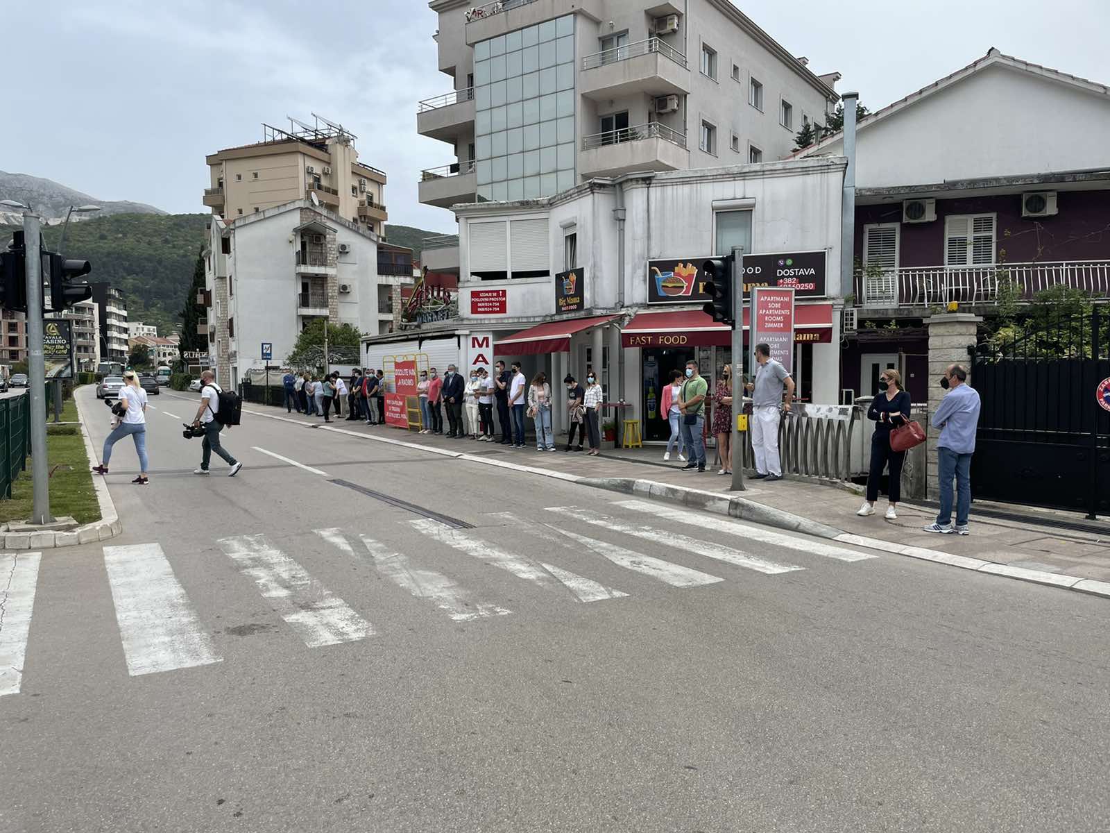 Performans prodavaca u Budvi: Turiste dočekale zatvorene radnje, dozvolite nam da radimo