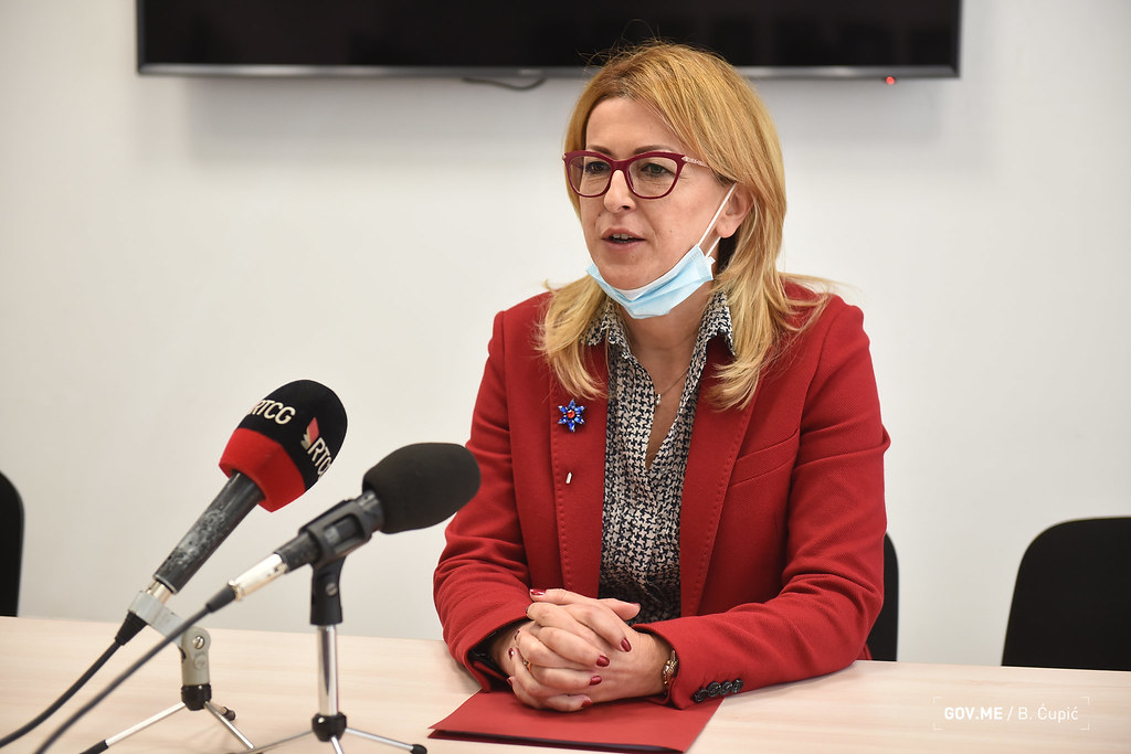 Patriotizam na djelu: Suzana Pribilović za šivenje crnogorske zastave dala „skromnih“ 10 evra!