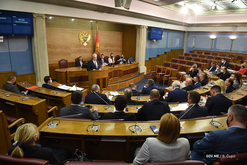 Partije parlamentarne većine pozivaju Krivokapića na razgovor o odnosu prema crkvi