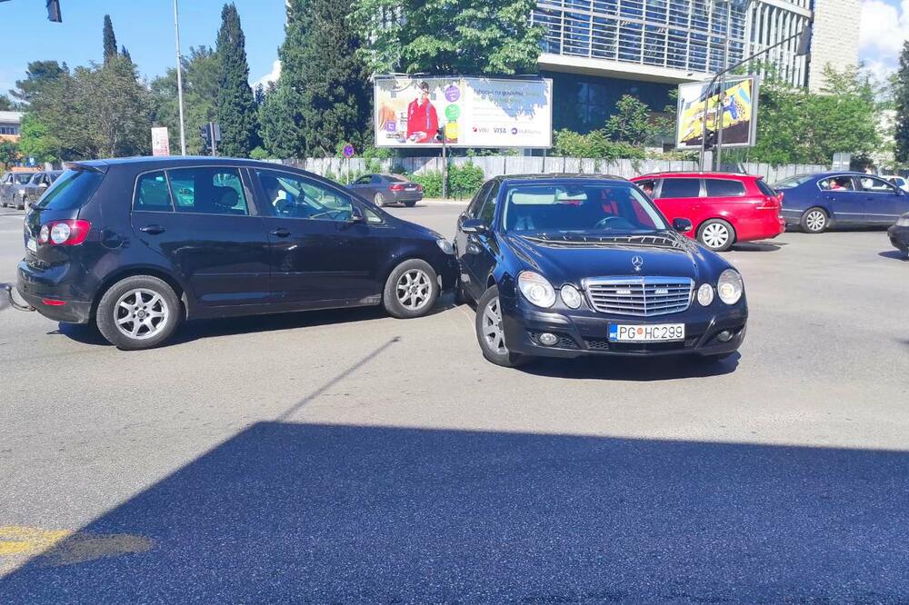 Nema povrijeđenih: Vozilo Milove policijske pratnje učesnik u udesu