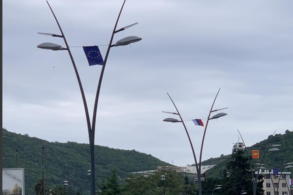 Uoči Dana nezavisnosti: Budva okićena sa tri zastave- EU, crnogorska i trobojka