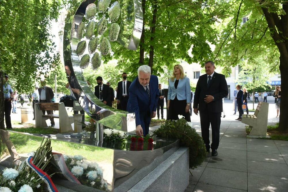 Krivokapić položio ružu na spomenik banjalučkim bebama