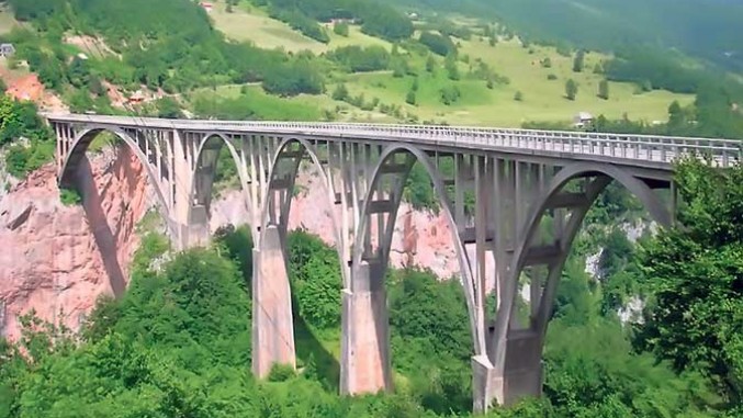 Most na Tari bezbjedan uprkos oštećenjima