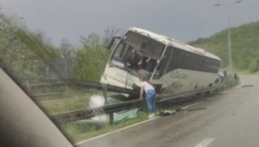 Prevrnuo se autobus kod Bubanj potoka, šest povrijeđenih