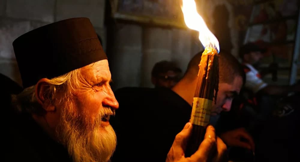 Blagodatni oganj sišao u Hristov grob u Jerusalimu