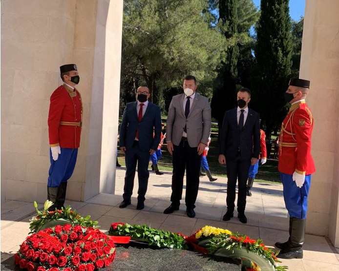 Delegacija Demokrata polozila vijenac na Spomenik partizanu borcu na Gorici