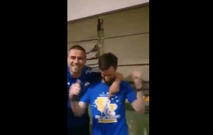Fudbaleri Budućnosti proslavili duplu krunu: Veselili se uz „Idem preko zemlje Srbije“ (VIDEO)