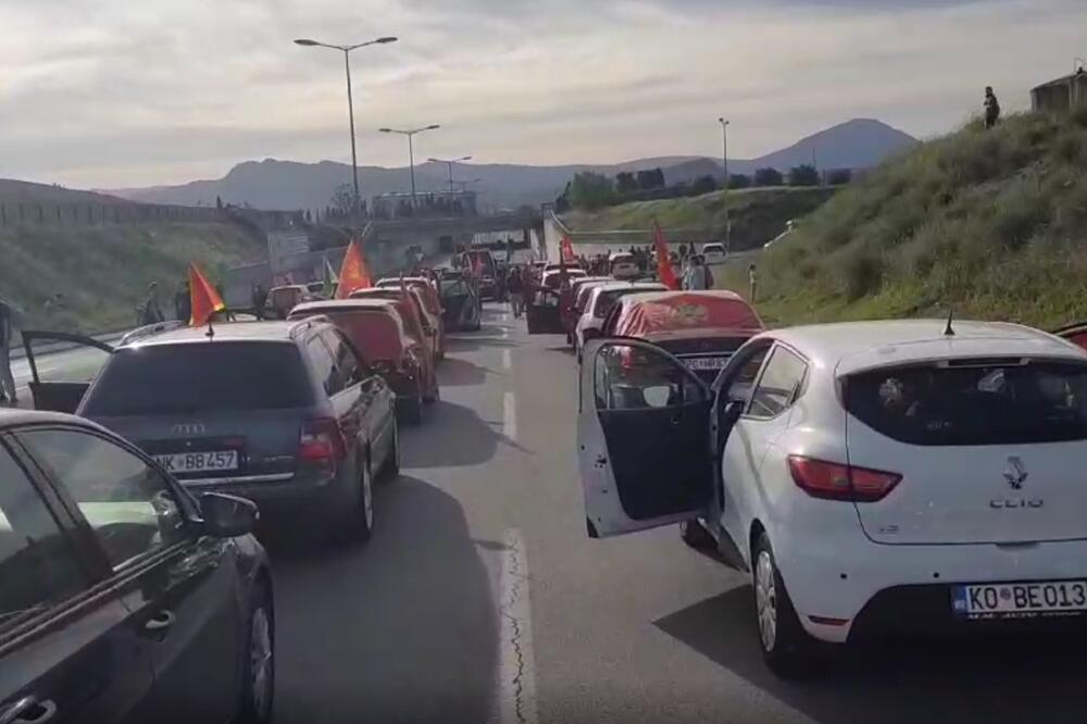 Tzv. komitama ništa nije sveto: I na Vaskrs izašli da se sa još više žara provozaju sa zastavama!