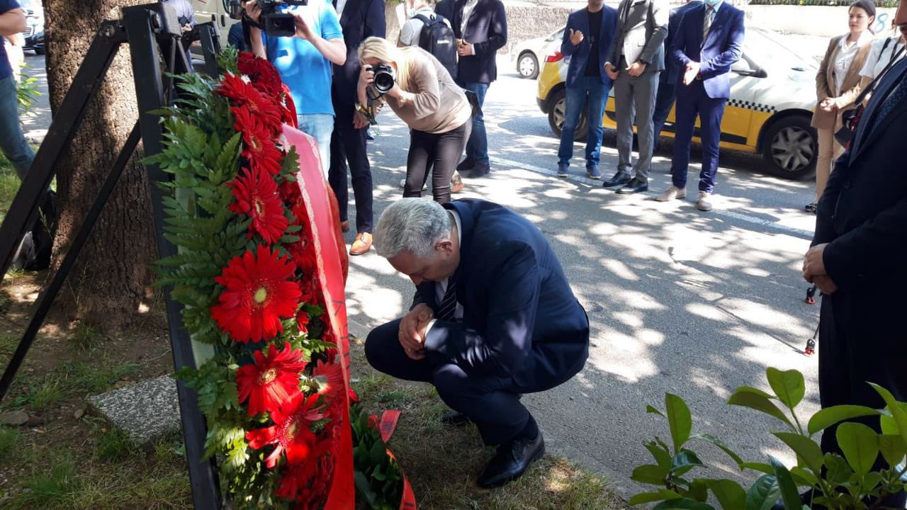 Krivokapić i Abazović položili vijenac na mjesto ubistva Jovanovića