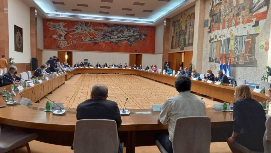 Srpski mediji: Ugostiteljski objekti od sjutra će moći da rade i u zatvorenom