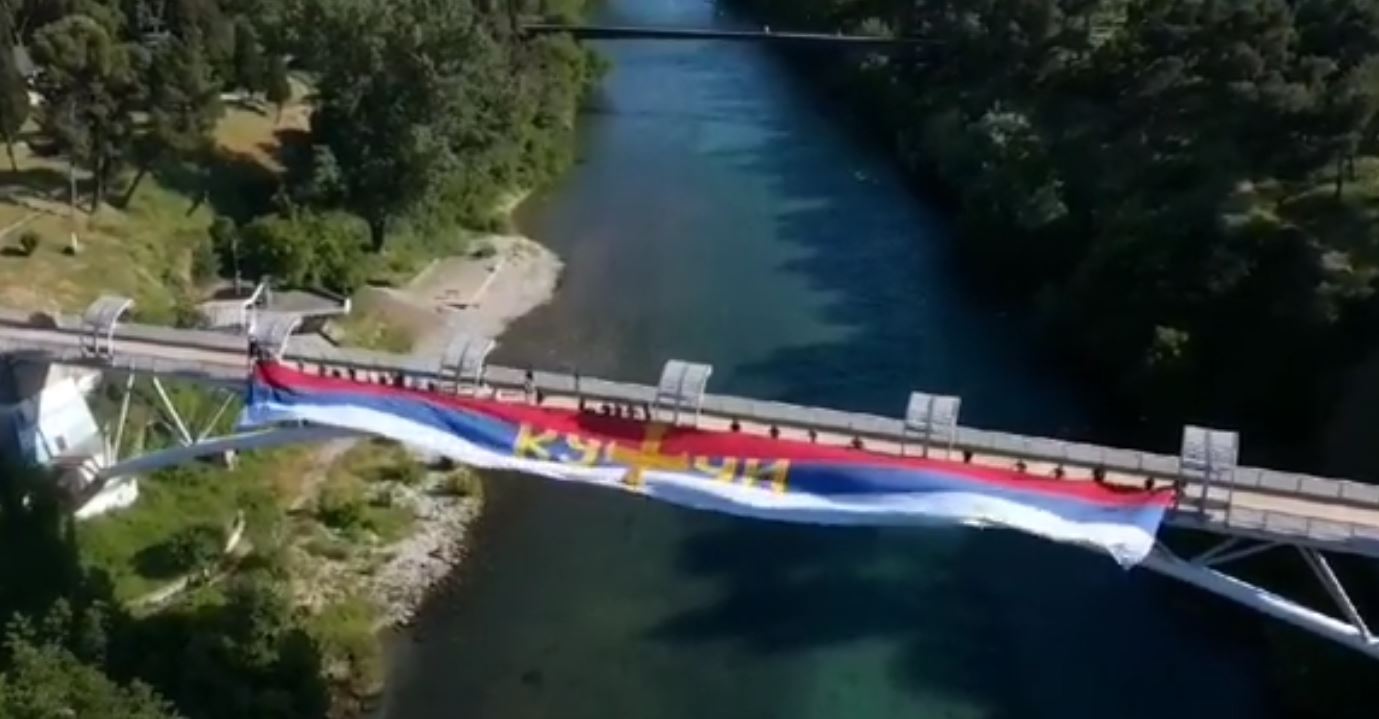 Pleme za ponos: Kuči u centru Podgorice razvili trobojku od 70 metara! (VIDEO)