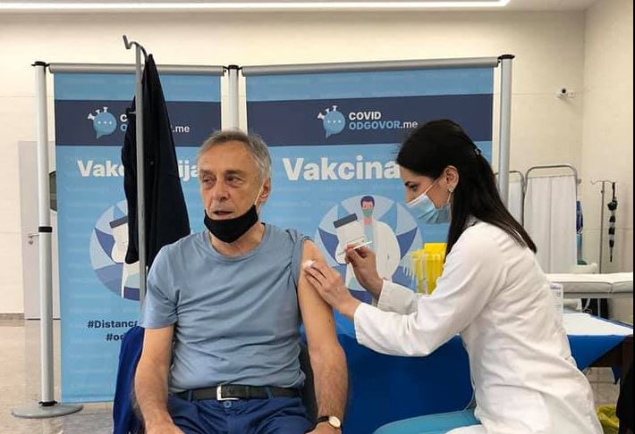 Lekić se vakcinisao: Smrt fašizmu, vakcina narodu!