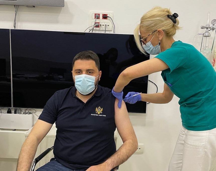 Martinović se vakcinisao: Pokažimo odgovornost prema sebi i drugima
