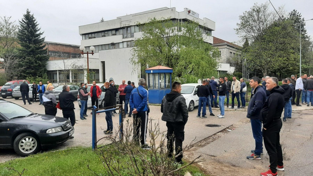 Sastanak Milatovića sa upravom Željezare: Radnici se samoinicijativno okupili ispred