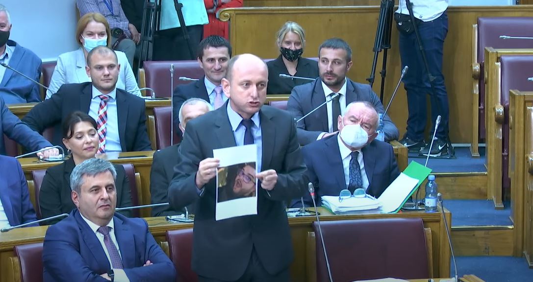 Knežević: Dok sam robijao, hapsili mi majku i brata, ti si Krivokapiću ljubio ruku Radmile Vojvodić i množio nekretnine koje ti je dao DPS!