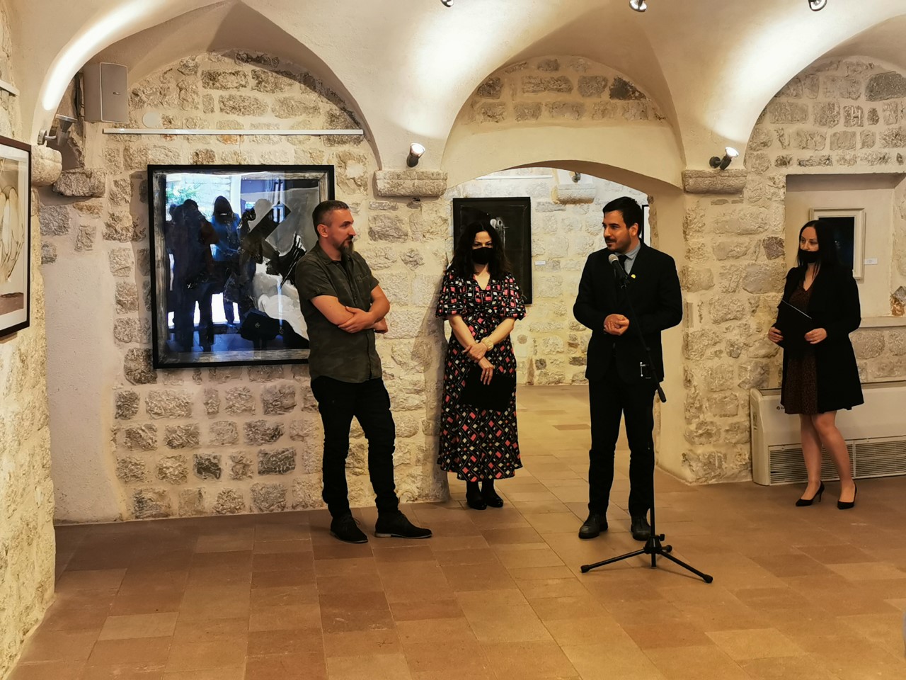 Jokić otvorio izložbu slika „Ljubim modro“