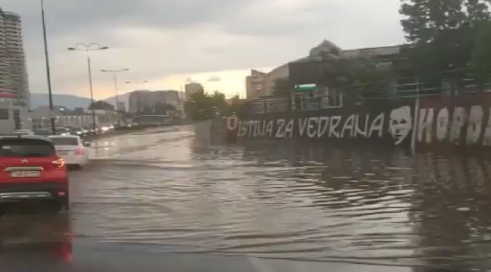 Snažno nevrijeme pogodilo region: Vjetar čupao drveće u Zagrebu, u Sarajevu padao grad