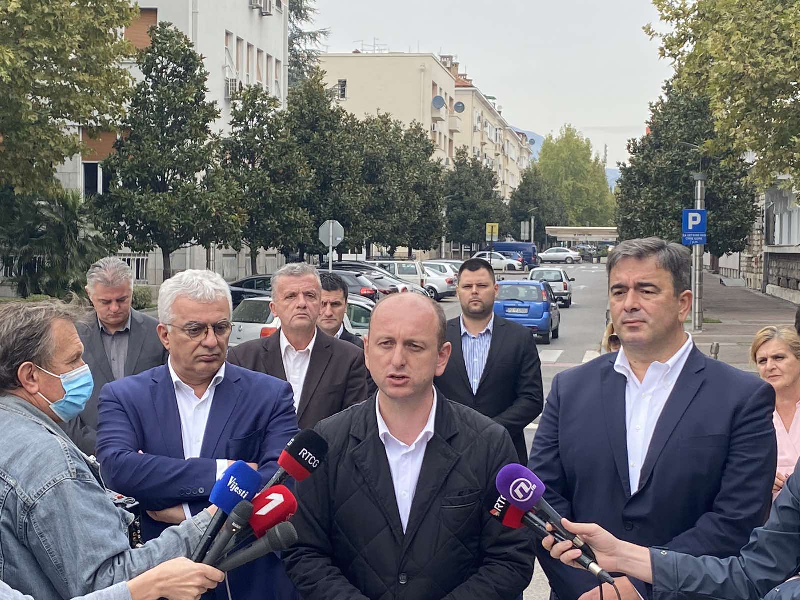 DF: Teško je našem vladici Joanikiju u zemlji podjela i dioba, znamo da nam se divi jer smo prvi krenuli u borbi za svetinje!