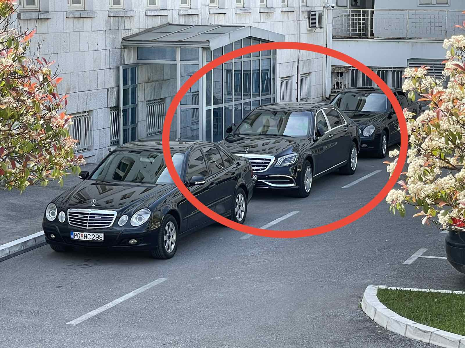 Krivokapić svakog dana gleda u Milov „majbah“, a ne smije da mu ga oduzme! (FOTO)