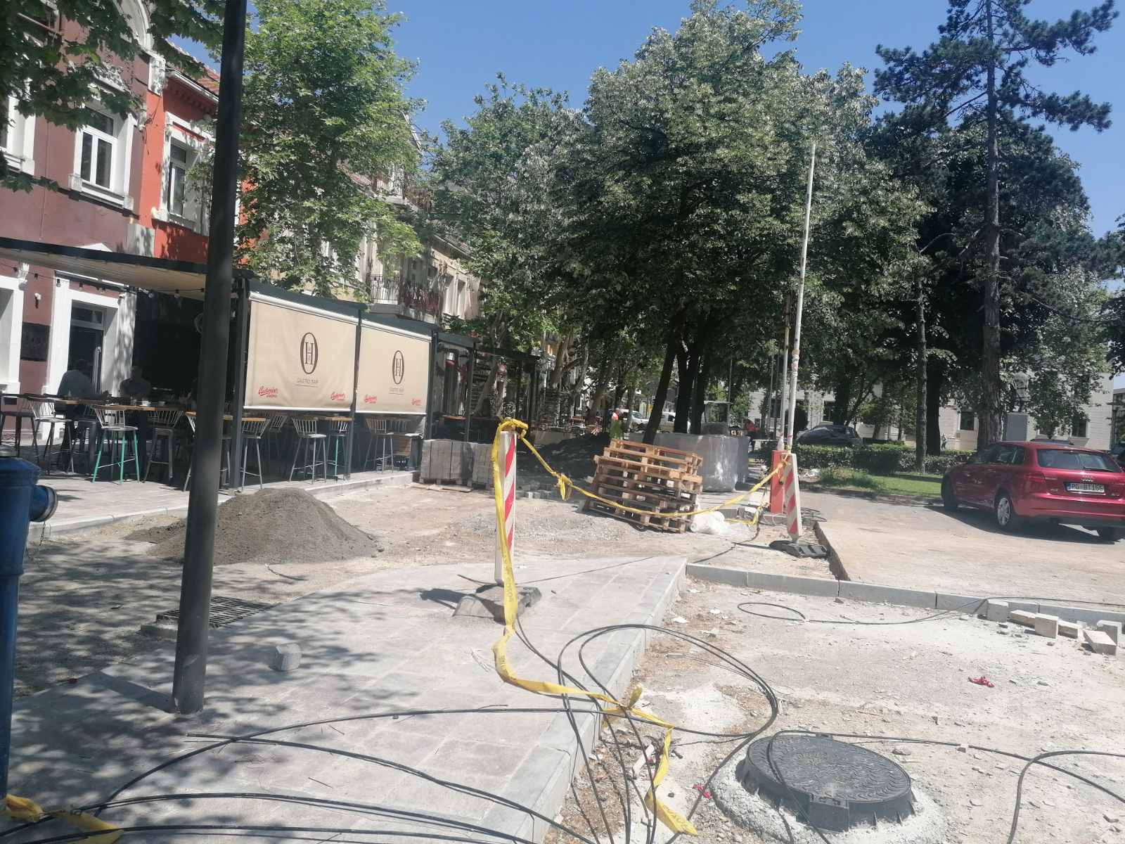 Radovi u Bokeškoj ulici probili rokove: Gosti kafića „uživaju“ u pogledu na gradilište