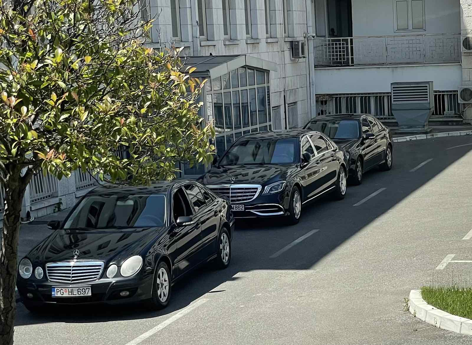 Krivokapić i Spajić tri mjeseca ne smiju da oduzmu „majbah“: Đukanović i danas na posao došao skupocjenim autom! (FOTO)