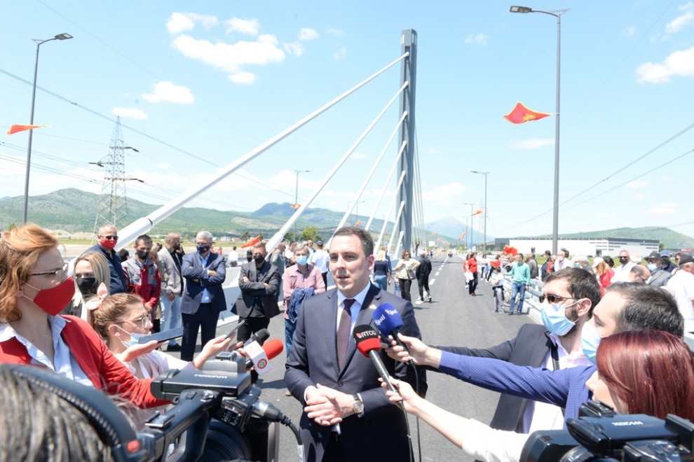 Sve za proslavu: Vuković otvorio, pa zatvorio most, funkcionalan tek za dva mjeseca