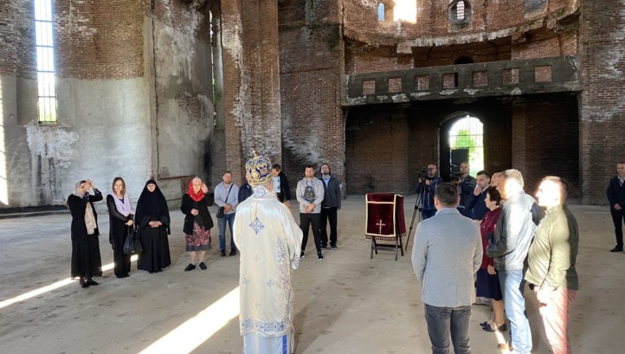 Na Hramu Hrista Spasa u Prištini nakon prve liturgije od 1998. osvanuo grafit: „Isus mrzi Srbe“ (FOTO)