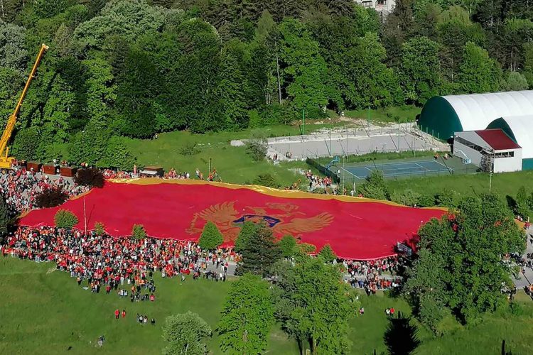 Komitska je tuga pregolema: Oteli im zastavu
