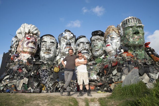 Skulptura od elektronskog smeća u obliku vođa G7 postavljena preko puta njihovog hotela