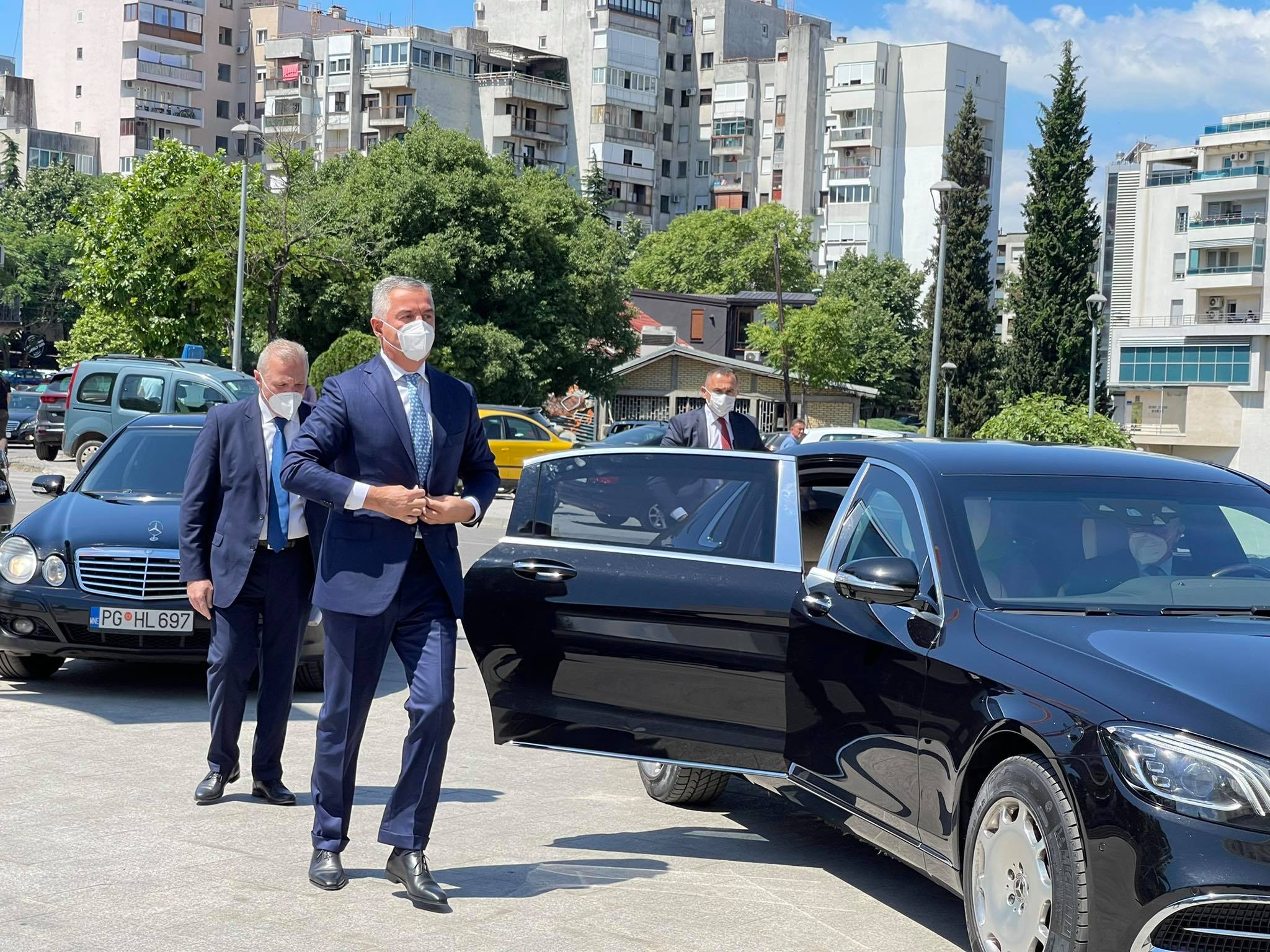 Milo „majbahom“ došao na sjednicu CANU-a: Umjesto ključeva, Krivokapiću srdačno pružio ruku! (FOTO)