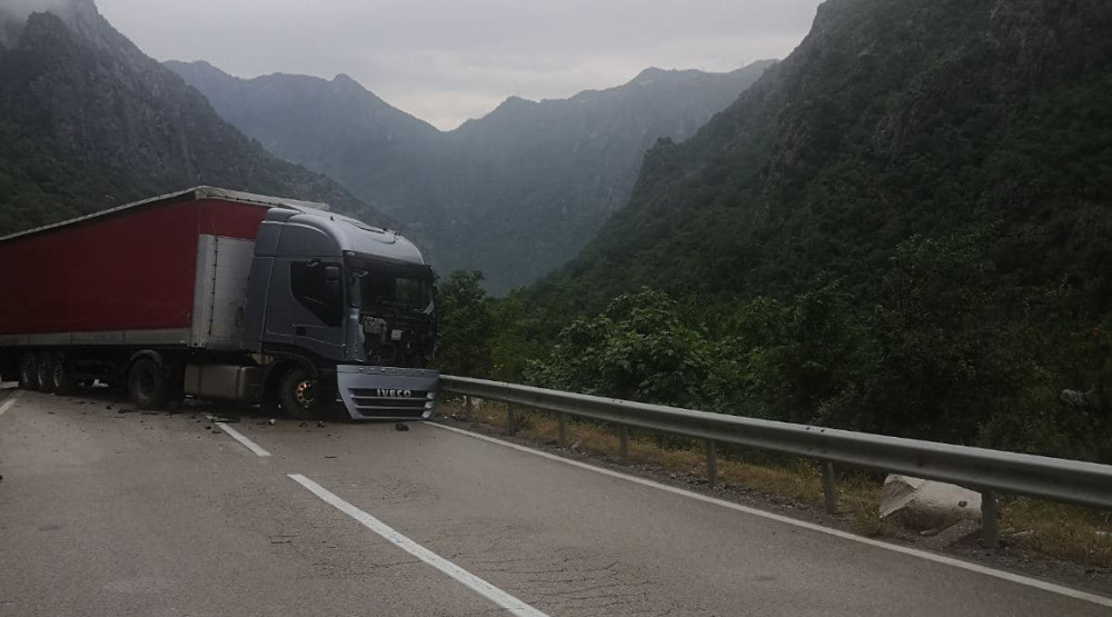 Udes u Dromiri: U sudaru šlepera i automobila povrijeđena jedna osoba