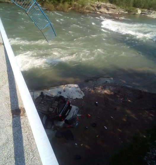 Automobil probio zaštitnu ogradu mosta i završio na obali Lima, dvije osobe povrijeđene