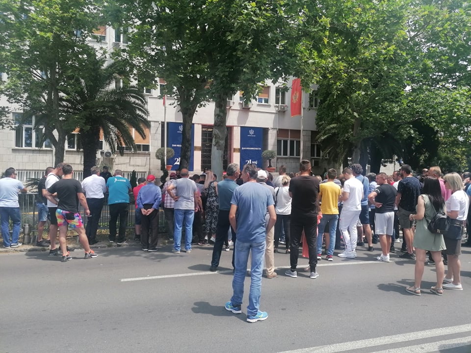 Građani ispred Skupštine protestuju zbog smjene Leposavića: Pozivaju Krivokapića da im se obrati