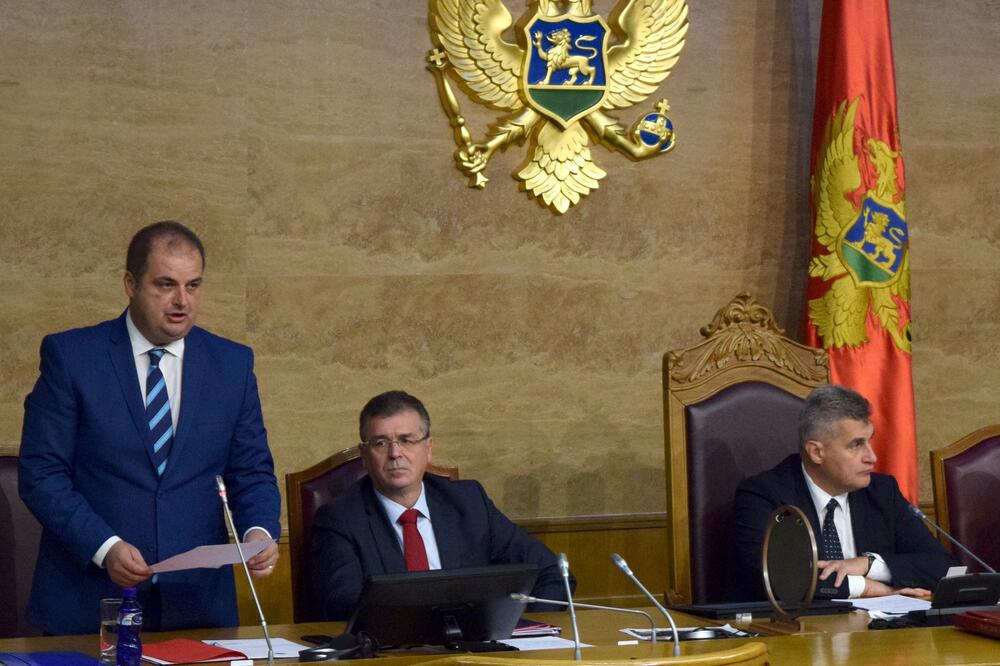 Bivša vlast i dalje uzima narodne pare: Za plate savjetnika DPS-a i SD-a plaćamo 162.000!