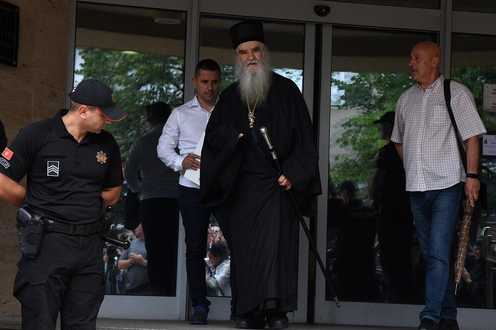 Prije godinu policija nezakonito držala u stanici mitropolita Amfilohija: Vlast se promijenila, niko iz podgoričke policije nije odgovarao za njegovo maltretiranje!