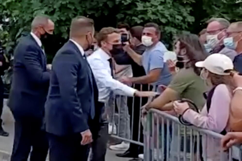 Makrona ošamario ljubitelj srednjovjekovnog mačevanja