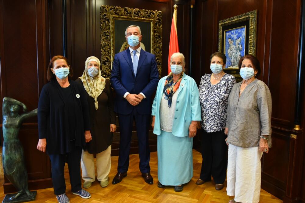 Majke Srebrenice čestitale Milu što afirmiše suživot, mir i toleranciju: Budi naš gost u Potočarima, nema veze što ste pomagali Vojsku RS-a u „oslobađanju“  našeg grada!