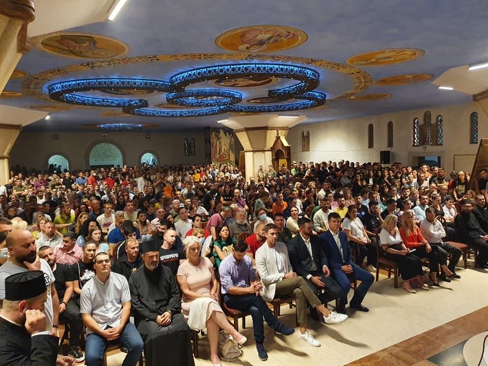 Narod u kripti Hrama sinoć rekao svoje: Zviždali i vikali “uaaa” Krivokapiću, aplaudirali poslanicima DF-a i Leposaviću! (VIDEO)