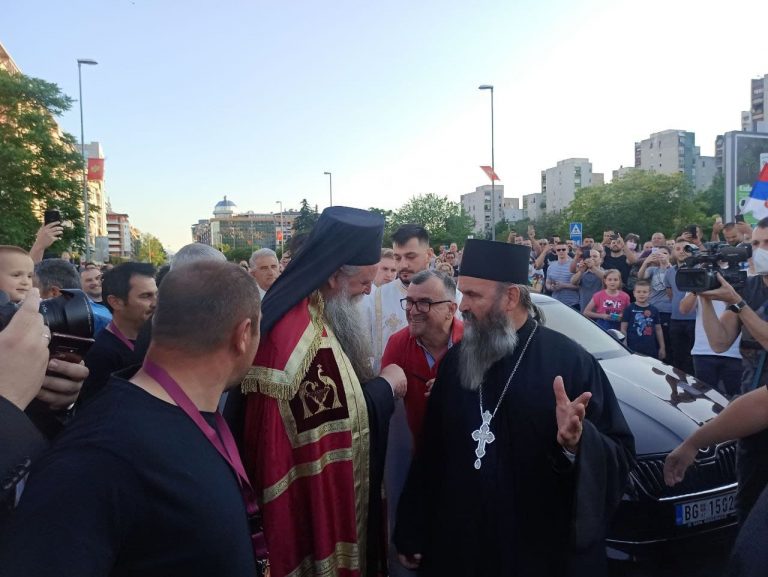 Podgorica na nogama: Vjerni narod dočekao mitropolita Joanikija ispred hrama Hristovog Vaskrsenja! (FOTO)