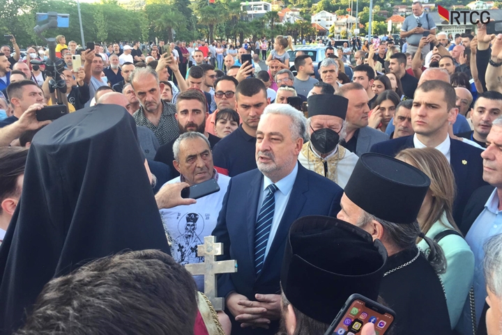 Krivokapić se krije iza Crkve: Obilazi manastire, neće da potpiše Temeljni ugovor, „grebe“ se o SPC, jer mu narod više ne vjeruje!