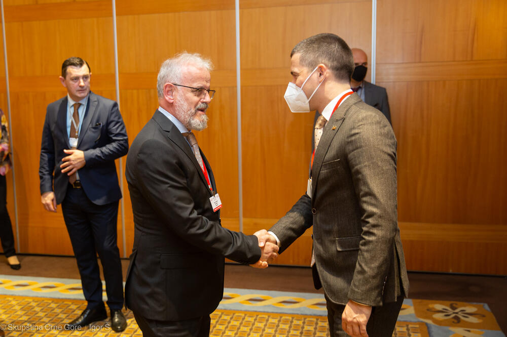 Sramota: Bečić se teroristi Džaferiju pohvalio usvojenom Rezolucijom o Srebrenici! (FOTO)