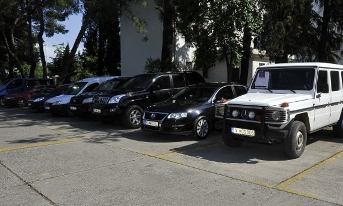 U svojini države 4.273 službena vozila: Skoro 3 000 putničkih, 42 kombija, 75 autobusa, 118 specijalnih…