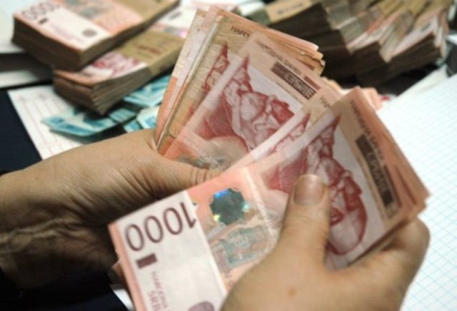 Srbija:  Stiže 3.000 dinara za vakcinisane i 60 evra za nezapolene