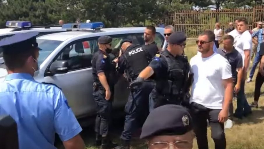 Albanci zaustavljaju Srbe koji idu na Gazimestan: Pretresali monahinju, specijalci priveli mladića koji je pokušao da je odbrani! (VIDEO)