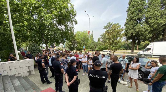 Okupili se ispred Skupštine: Građani traže smjenu direktorice Centra za socijalni rad Marije Popović i razrješenje Marice Stijepović