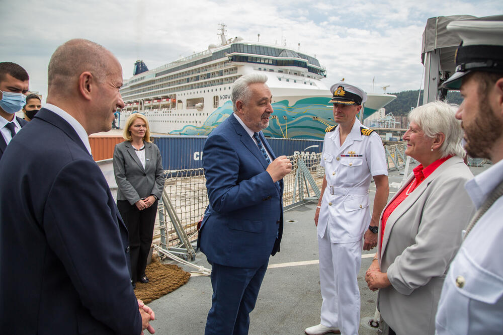 Krivokapić obišao fregatu savezničke britanske ratne mornarice u Baru