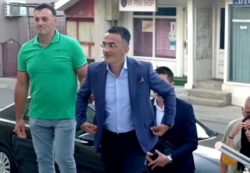 Beranci dočekali Leposavića aplauzom na premijeri filma Malagurskog (VIDEO)