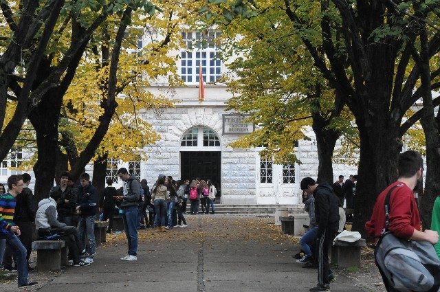 Odlazeći direktori nikako da se odlijepe od stolice, spremni i na kršenje zakona i zloupotrebe
