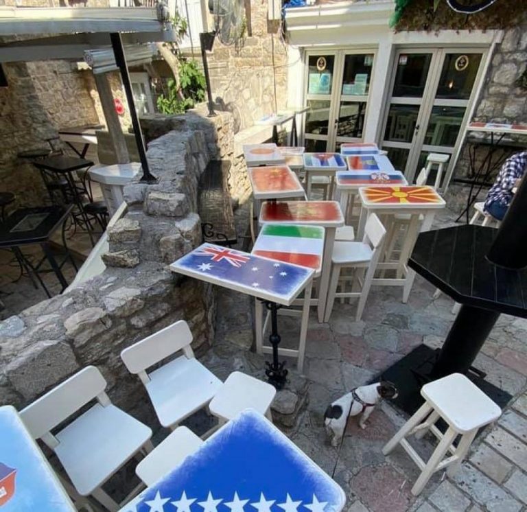 Slike na društvenim mrežama demantovale pojedine medije: Zastave brojnih država u budvanskom kafiću