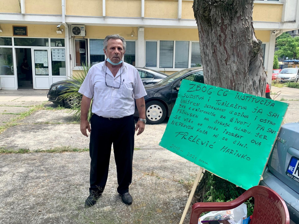 Bivši vozač “Autoboke” započeo štrajk glađu ispred suda u Kotoru